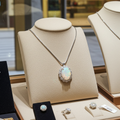 Collana in oro bianco 18k e diamante naturale e opale 3.00ct