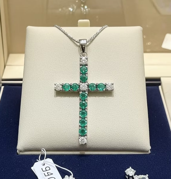 Ciondolo croce in oro bianco e smeraldo e diamanti naturali 2.96ct