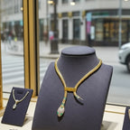 collana pendente serpente in oro giallo con diamanti naturali e smeraldo