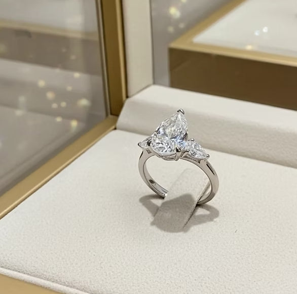 Anello trilogy in oro bianco e diamanti naturali taglio pera 3.10ct(Coltivato in laboratorio)