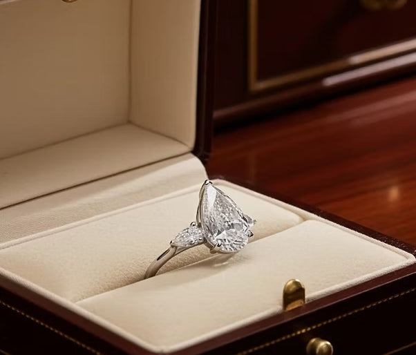 Anello trilogy in oro bianco e diamanti naturali taglio pera 3.10ct(Coltivato in laboratorio)