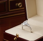 Anello trilogy in oro bianco e diamanti naturali taglio pera 3.10ct(Coltivato in laboratorio)
