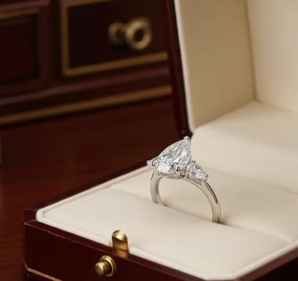 Anello trilogy in oro bianco e diamanti naturali taglio pera 3.10ct(Coltivato in laboratorio)