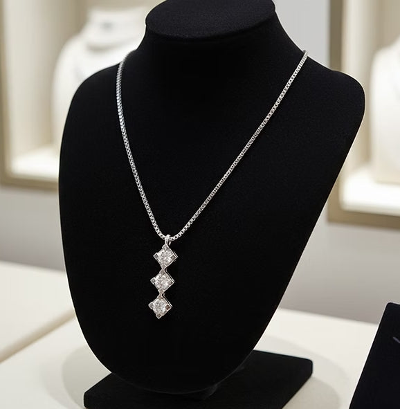 Collana trilogy in oro bianco 18k con diamanti naturali 0.45ct