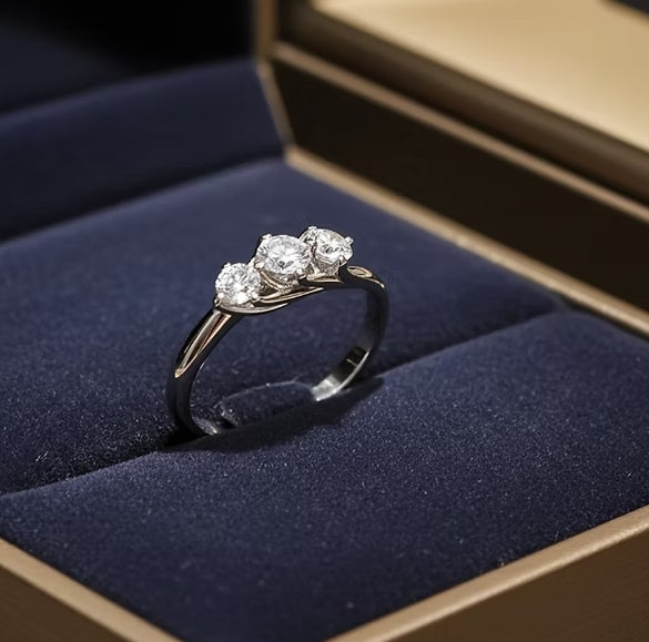 Anello Trilogy in oro bianco 18k e diamanti naturali 0,36 ct