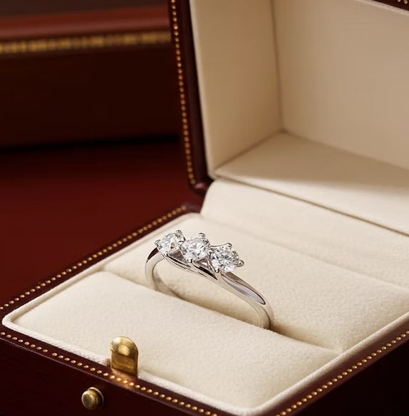 Anello Trilogy in oro bianco 18k e diamanti naturali 0,36 ct