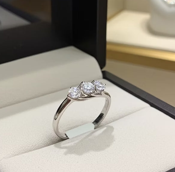 Anello Trilogy in oro bianco 18k e diamanti naturali 0,42 ct