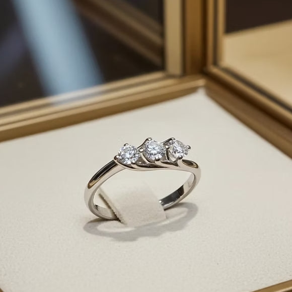 Anello Trilogy in oro bianco 18k e diamanti naturali 0,42 ct