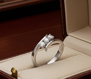 Anello Trilogy in oro bianco 18k e diamanti naturali 0,45ct