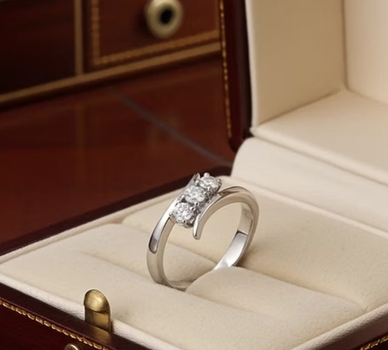 Anello Trilogy in oro bianco 18k e diamanti naturali 0,45ct