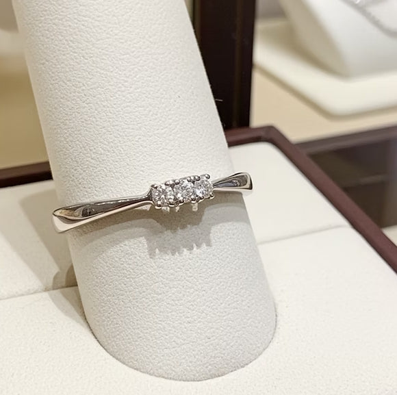 Anello Trilogy in oro bianco 18k e diamanti naturali 0,42 ct