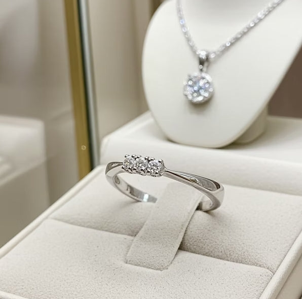 Anello Trilogy in oro bianco 18k e diamanti naturali 0,42 ct