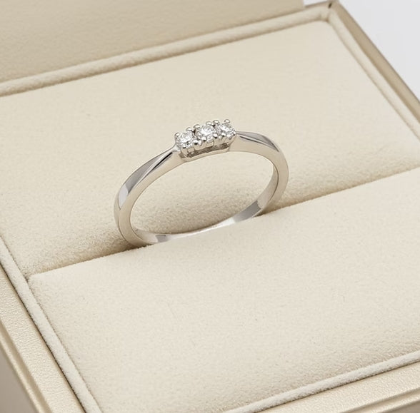 Anello Trilogy in oro bianco 18k e diamanti naturali 0,42 ct