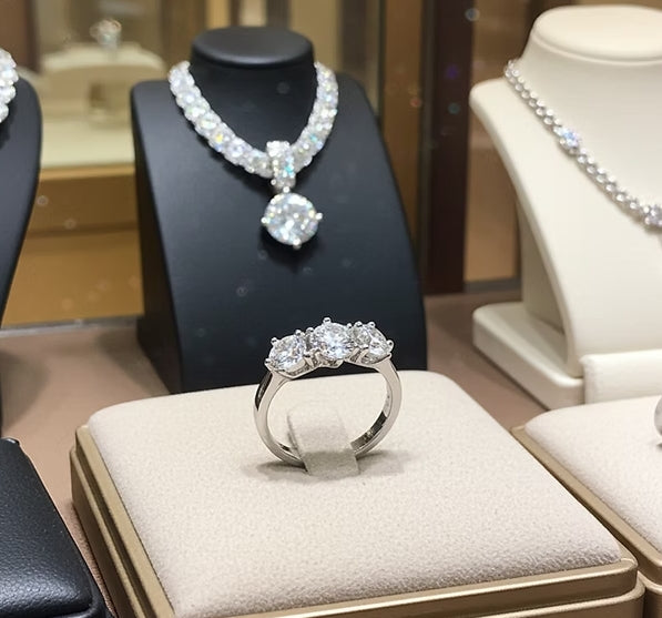 Anello Trilogy in oro bianco 18k con diamanti naturali 1,20 ct