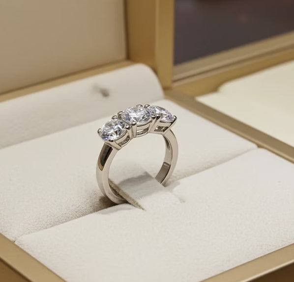 Anello Trilogy in oro bianco 18k con diamanti naturali 0.30ct