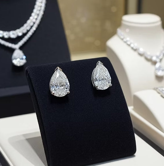 Orecchini punto luce in Oro Bianco 18k -  taglio Pera 0,26ct Diamante Naturale