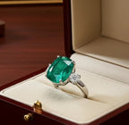 Anello trology in oro bianco e smeraldo 7.30 ct e diamanti naturali 0.50ct